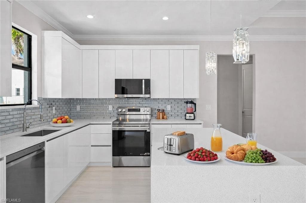 3657 Everglades BLVD S, NAPLES FL 34117-6