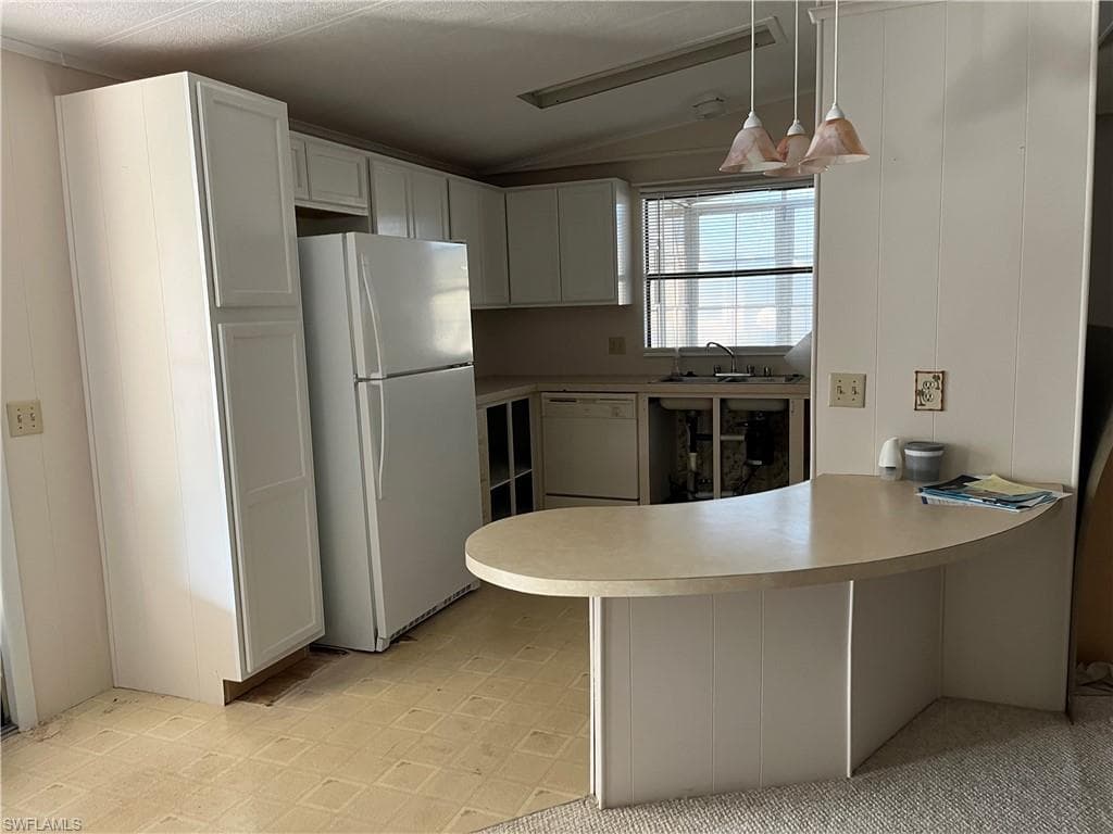 65 Sunset CIR, NORTH FORT MYERS FL 33903-2