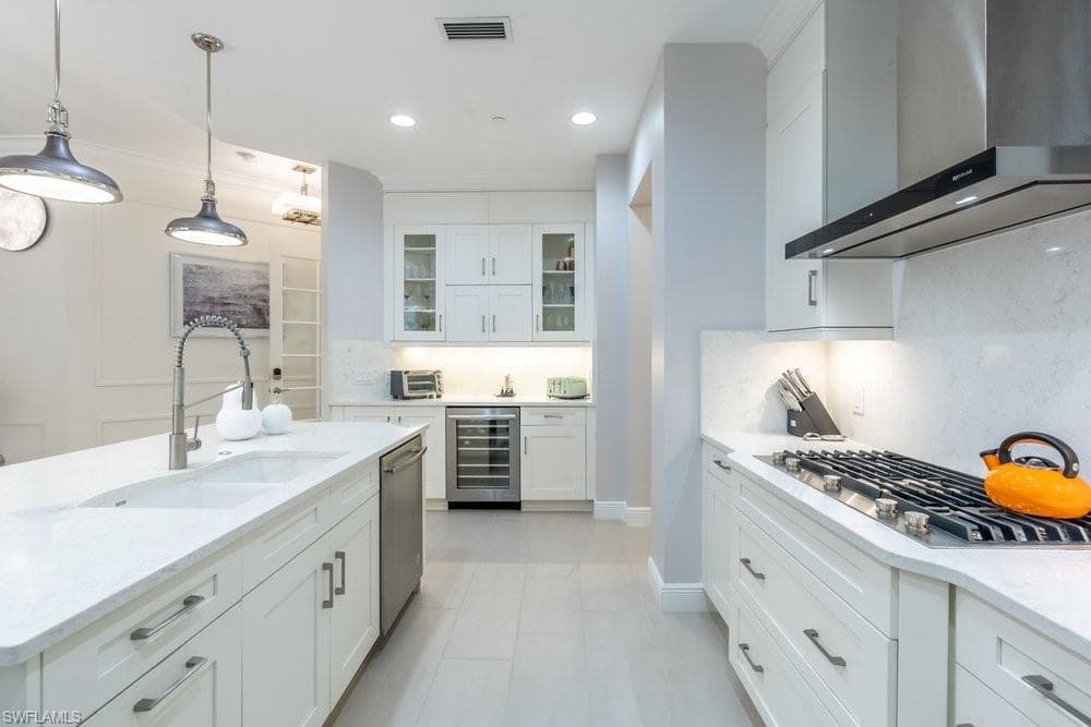 16382 Viansa WAY # 201, NAPLES FL 34110-5