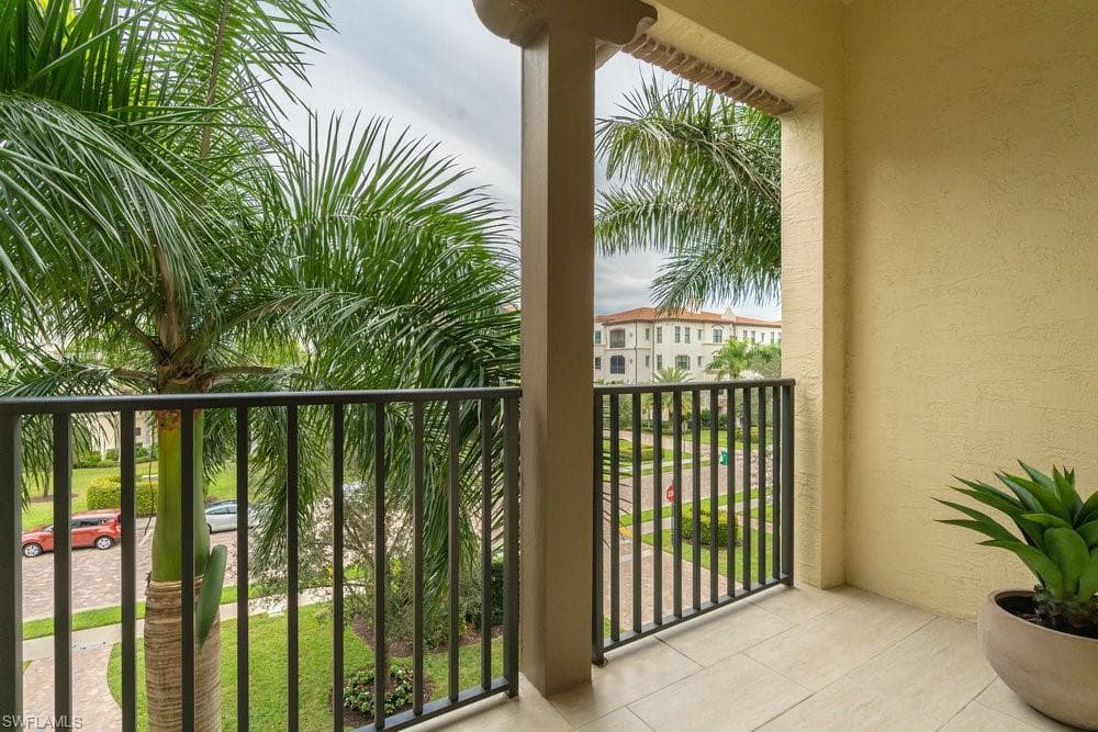16382 Viansa WAY # 201, NAPLES FL 34110-17