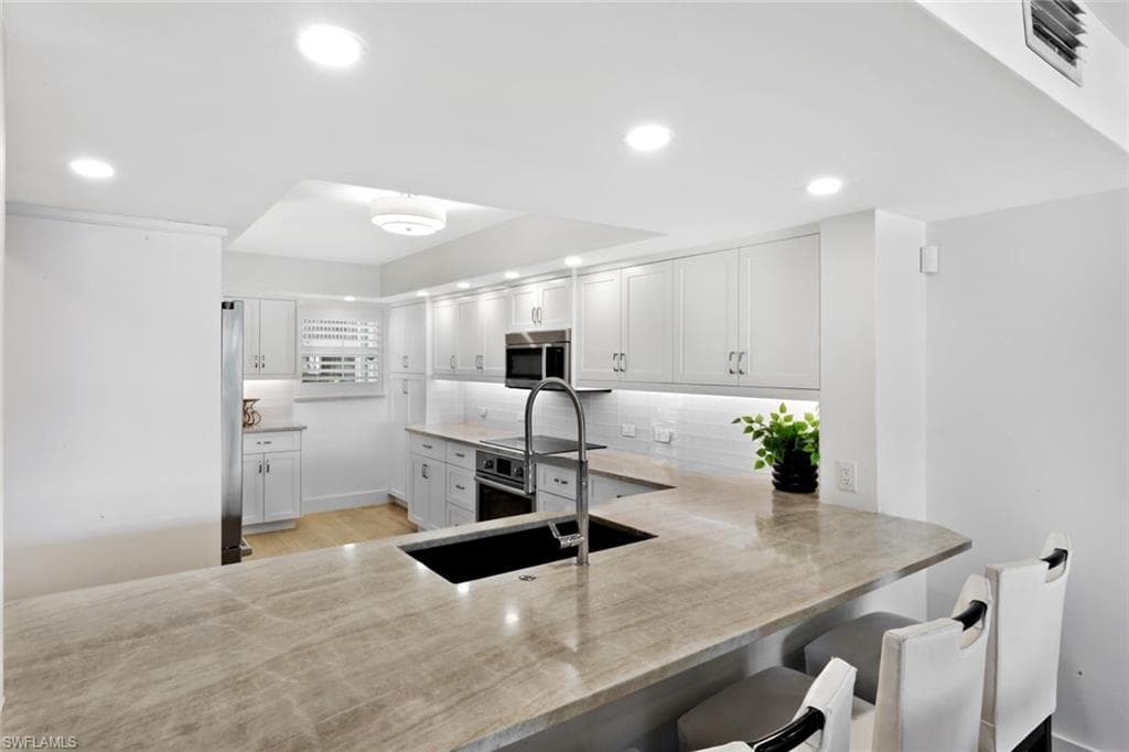 800 River Point DR # 212, NAPLES FL 34102-8