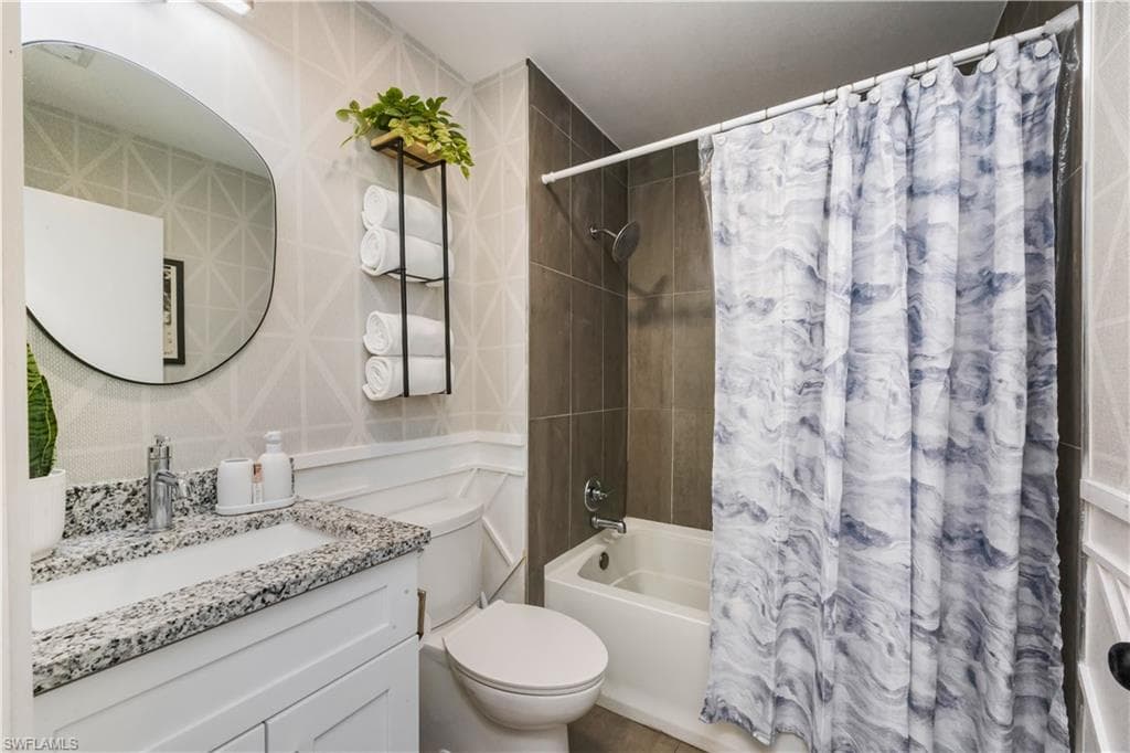 5238 Treetops DR # L201, NAPLES FL 34113-23