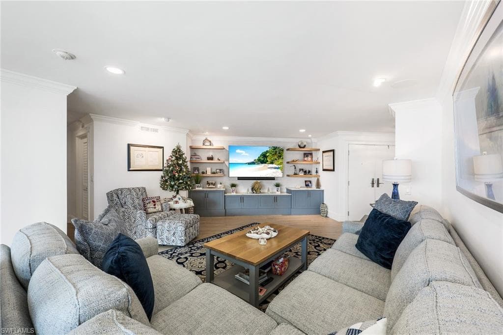 4041 Gulf Shore BLVD SW 902-3
