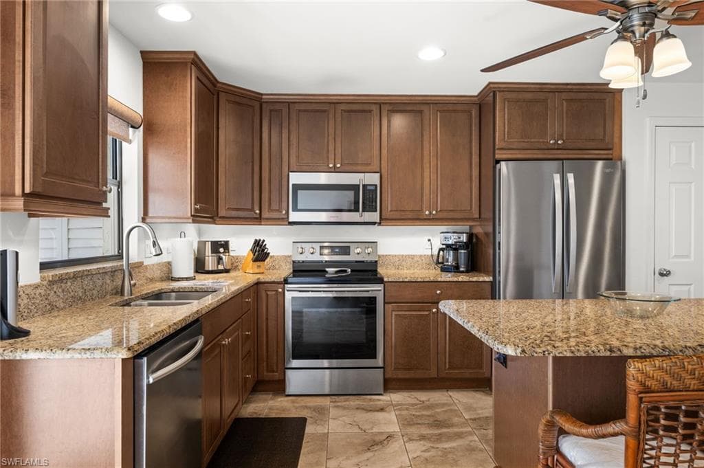4803 SW Santa Barbara CT 8-5