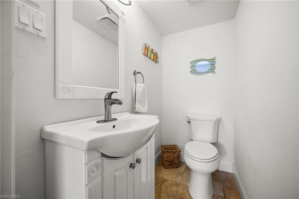 4803 SW Santa Barbara CT 8-17