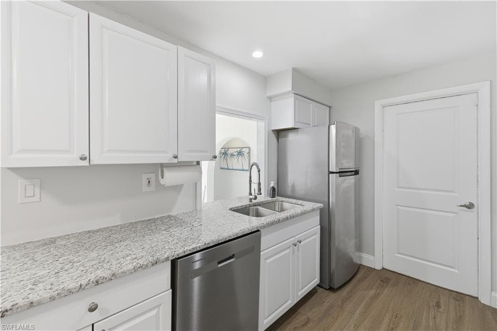 4690 Parrot AVE, NAPLES FL 34104-10