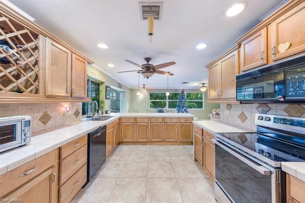 208 Baltusrol DR, NAPLES FL 34113-16