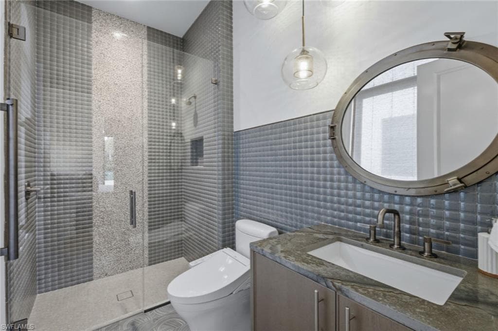 2243 Residence CIR, NAPLES FL 34105-21