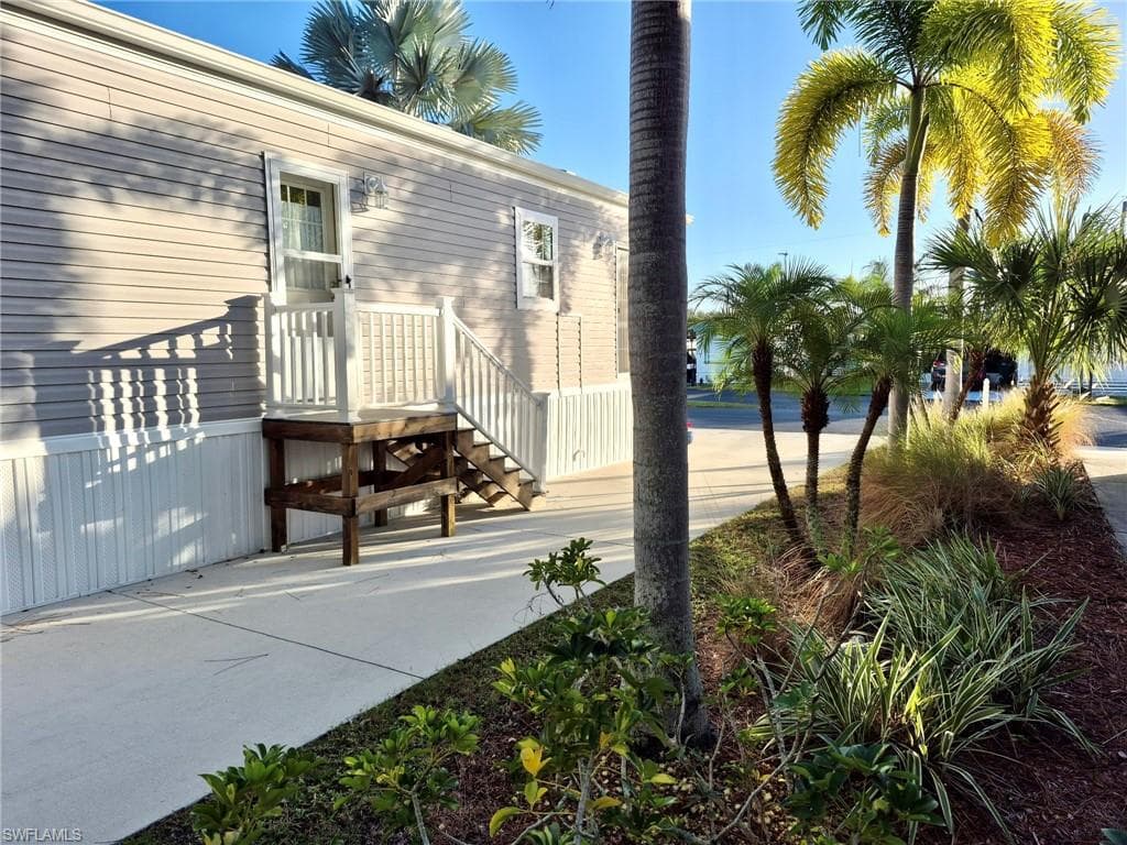 173 Redwood LN # 8, NAPLES FL 34114-3