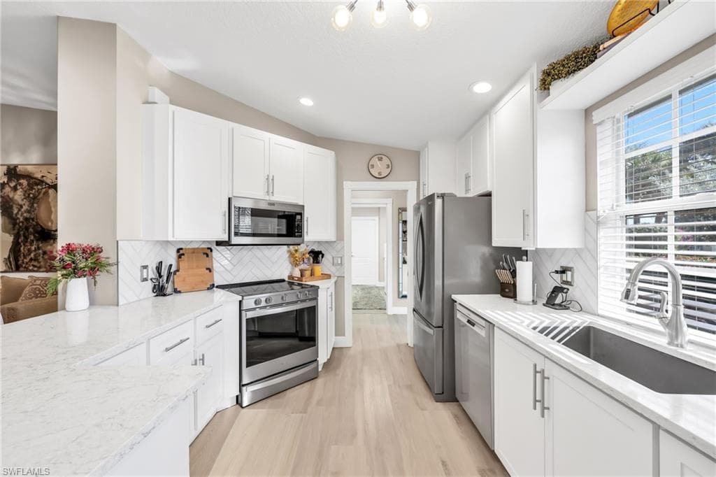 5781 Drummond WAY, NAPLES FL 34119-8