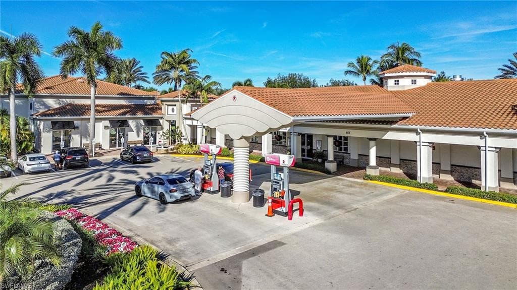 5781 Drummond WAY, NAPLES FL 34119-33