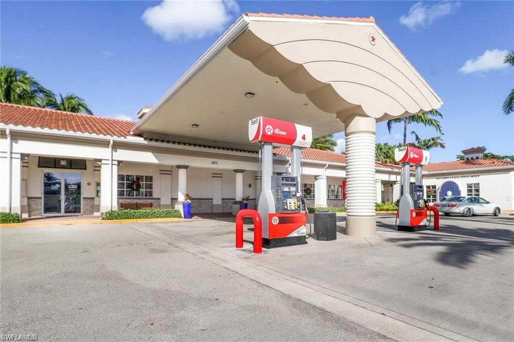 5781 Drummond WAY, NAPLES FL 34119-34