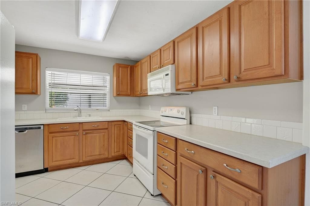 1336 Lake Shore DR, NAPLES FL 34103-9