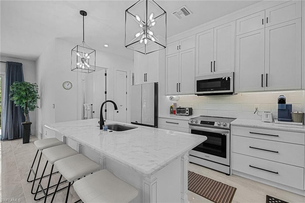 2499 Pine ST, NAPLES FL 34112-1