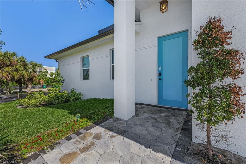 2499 Pine ST, NAPLES FL 34112-19