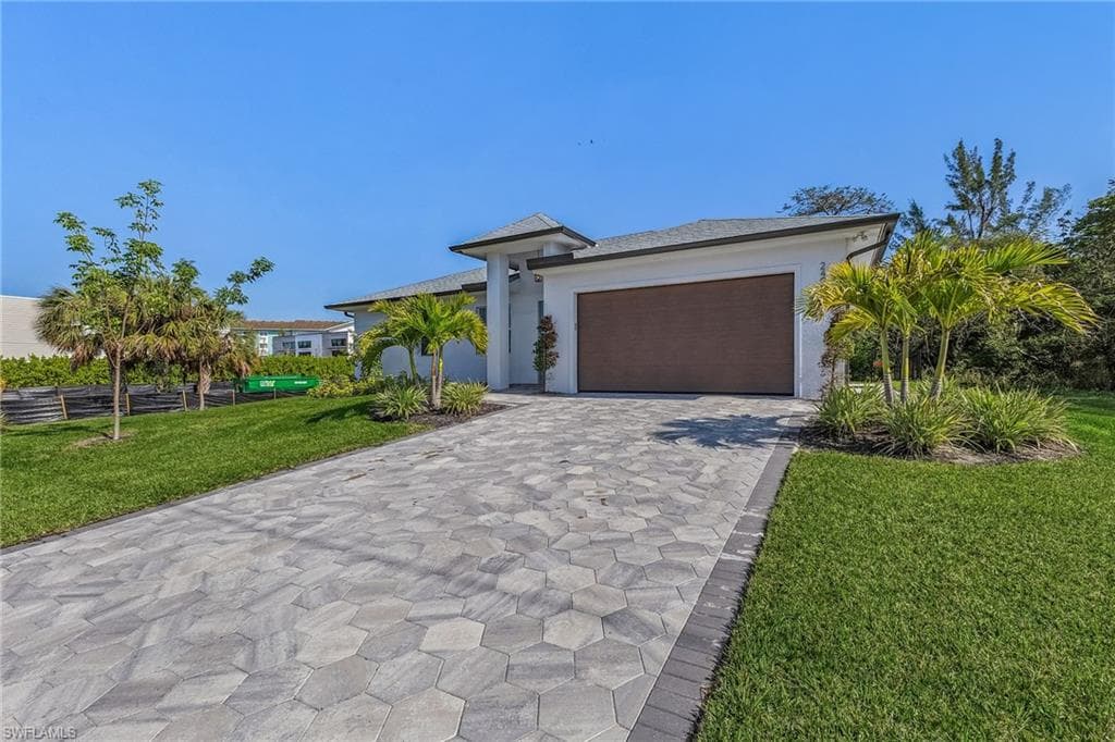 2499 Pine ST, NAPLES FL 34112-17
