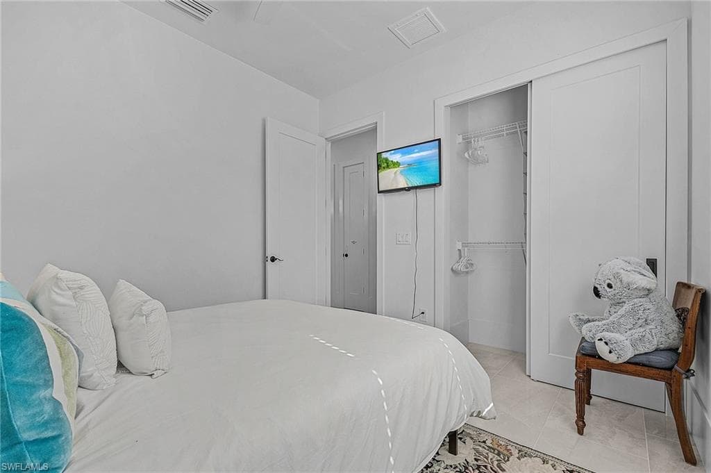 2499 Pine ST, NAPLES FL 34112-14