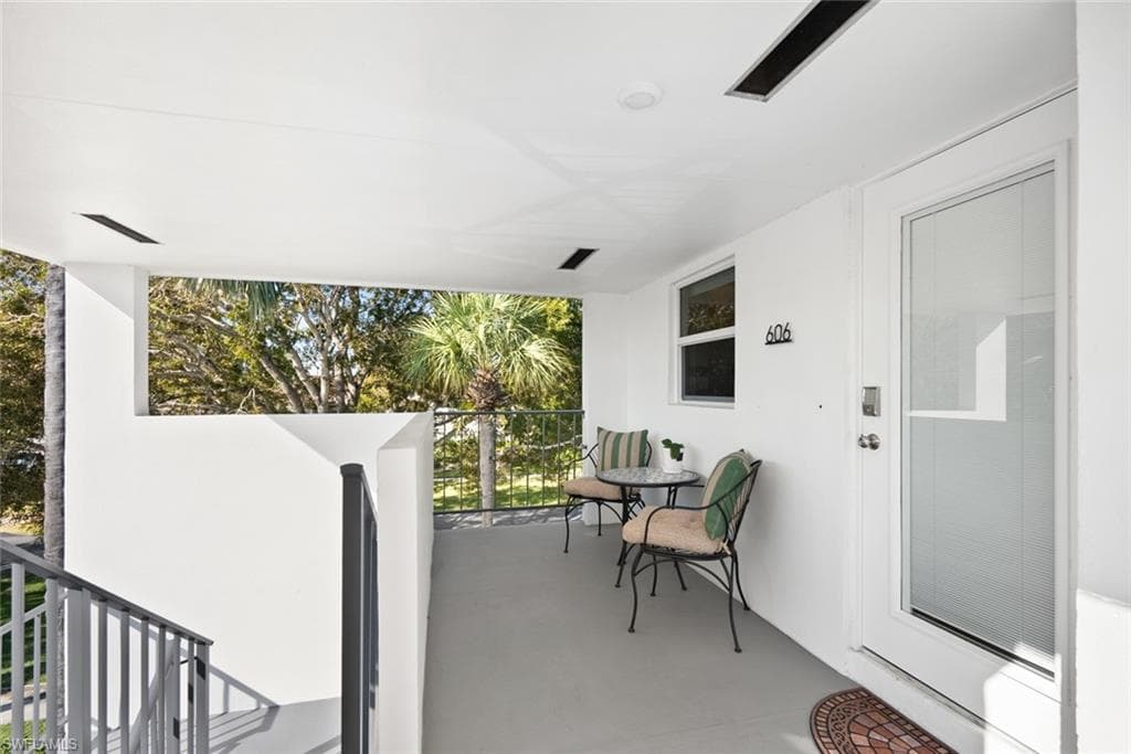 606 Broad AVE S # J606, NAPLES FL 34102-17