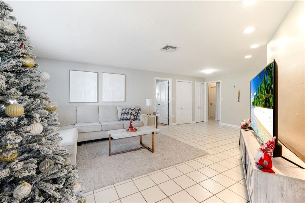 5203 SELBY DR, FORT MYERS FL 33919-9