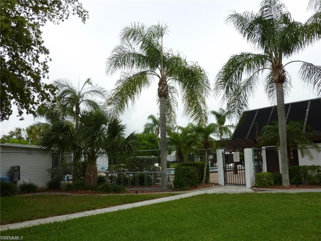 8893 Somerset BLVD, FORT MYERS FL 33919-26