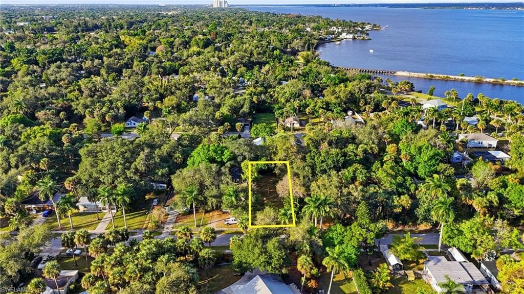228 Delray AVE, FORT MYERS FL 33905-7