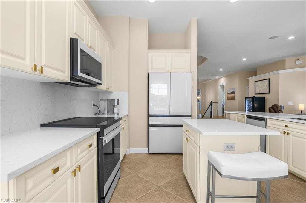 9261 Indigo Isle CT # 202, ESTERO FL 34135-22