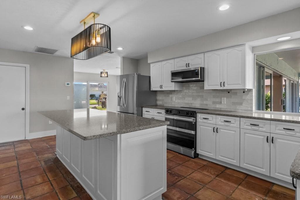 1384 Burgundy DR, FORT MYERS FL 33919-2