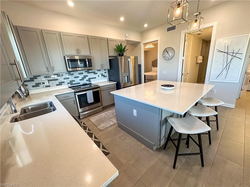 163 Indies DR E # 206, NAPLES FL 34114-4