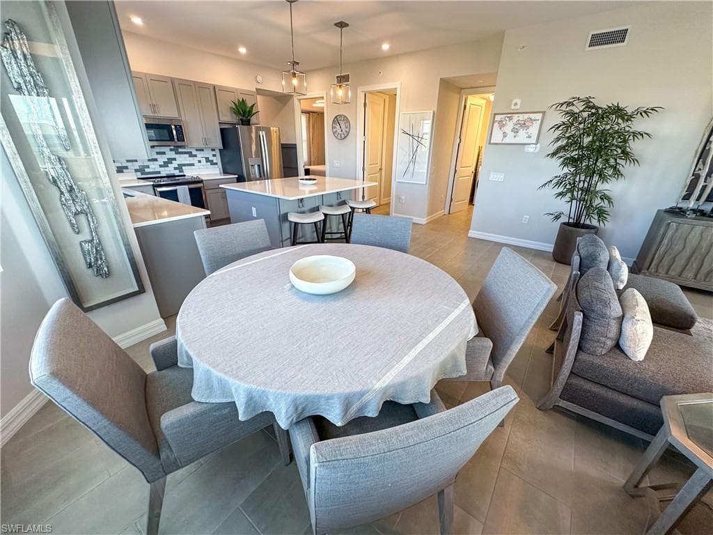 163 Indies DR E # 206, NAPLES FL 34114-9