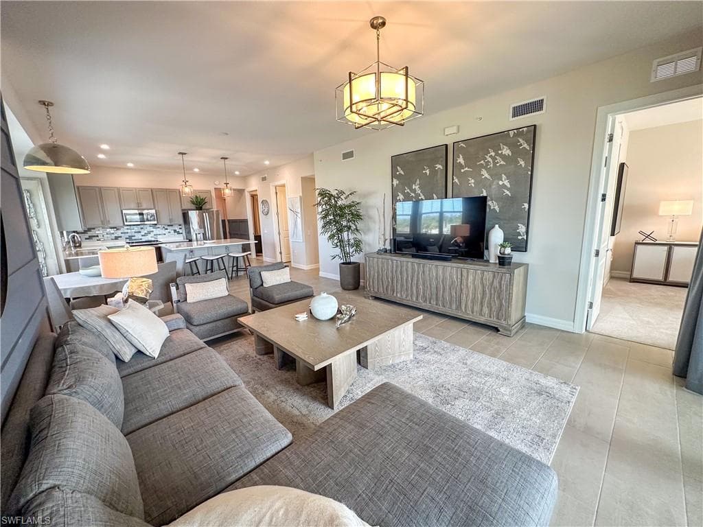 163 Indies DR E # 206, NAPLES FL 34114-39