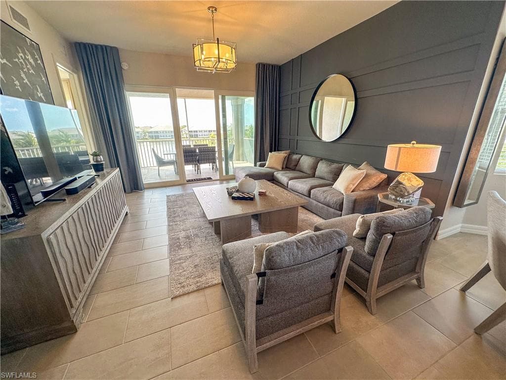 163 Indies DR E # 206, NAPLES FL 34114-7