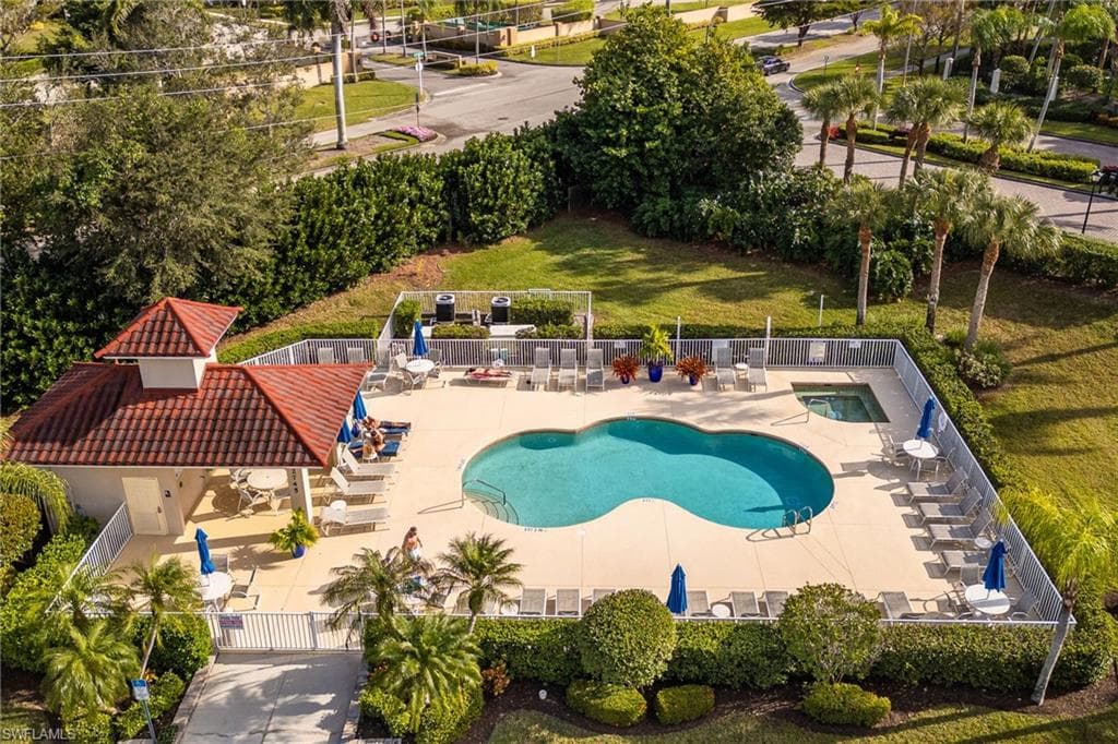 2770 Cypress Trace CIR # 2425, NAPLES FL 34119-26