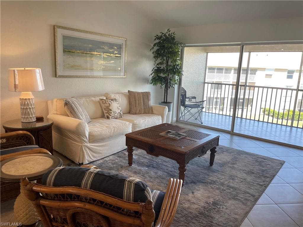 9640 Victoria LN # 305, NAPLES FL 34109-2