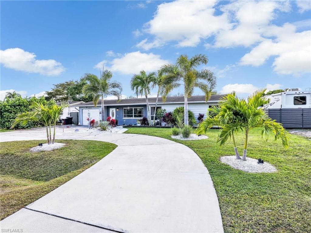 2142 Crystal DR, FORT MYERS FL 33907-1