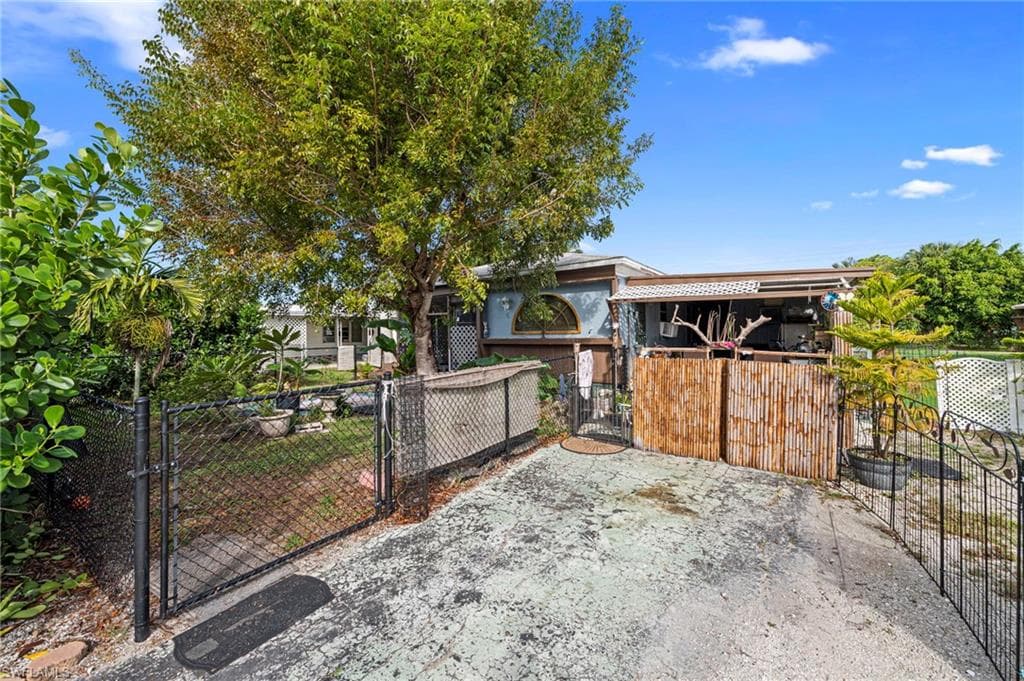 5 Henderson DR, NAPLES FL 34114-2