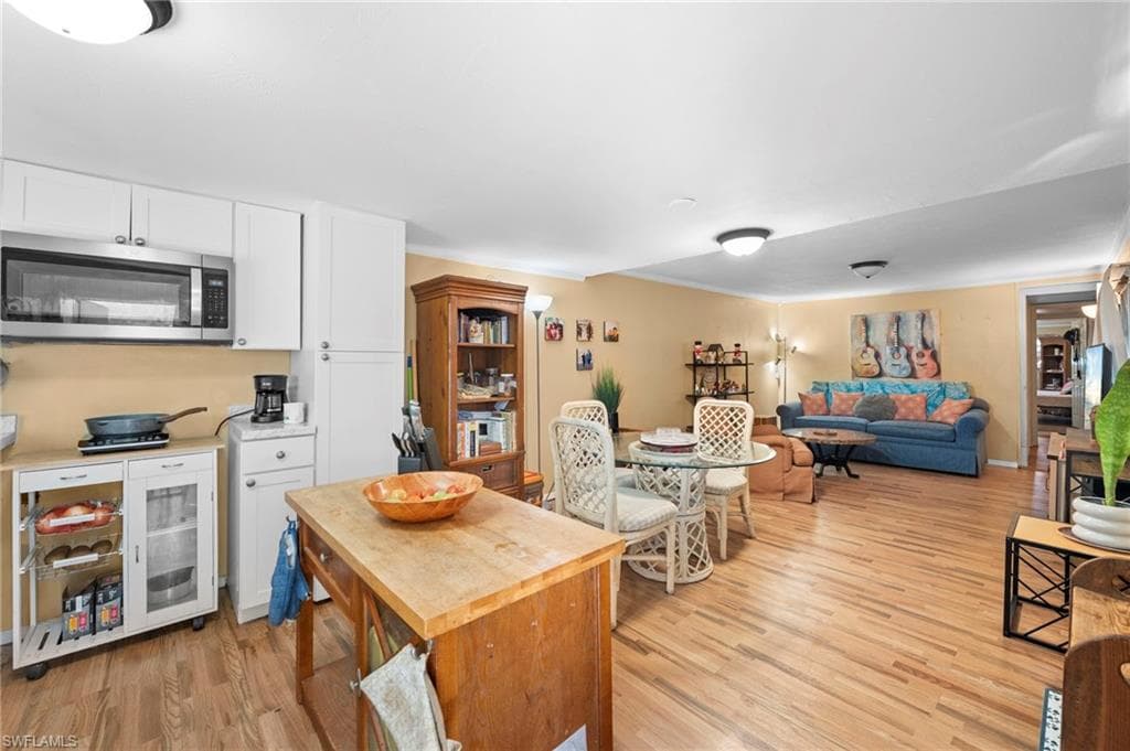 5 Henderson DR, NAPLES FL 34114-3
