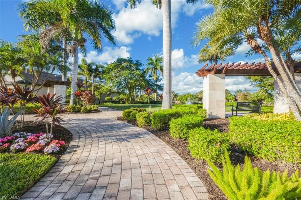 7222 Wilton DR, NAPLES FL 34109-26