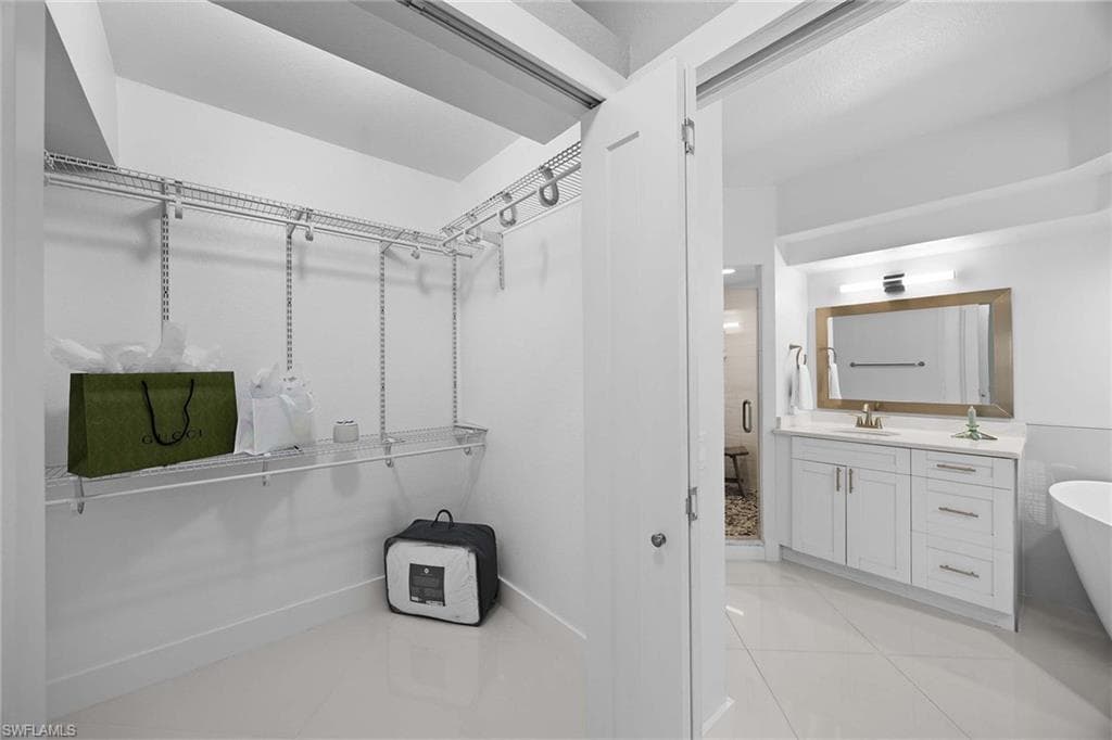 6834 Lantana Bridge RD # 101, NAPLES FL 34109-32