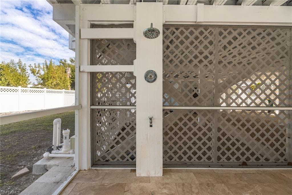 424 Lagoon DR, SANIBEL FL 33957-32