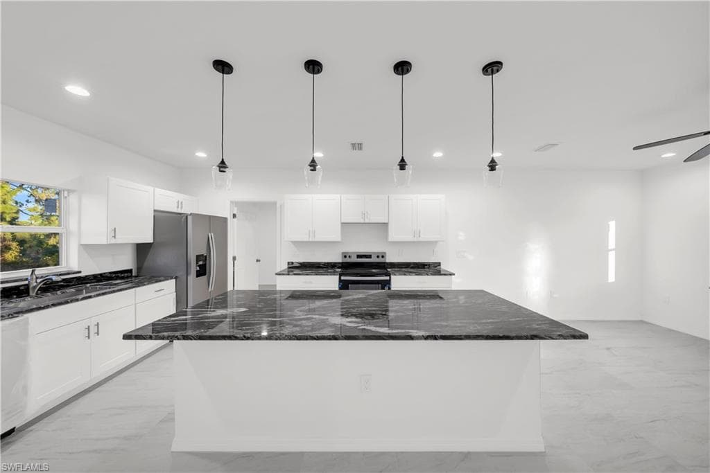 861 Chicago ST E, LEHIGH ACRES FL 33974-4