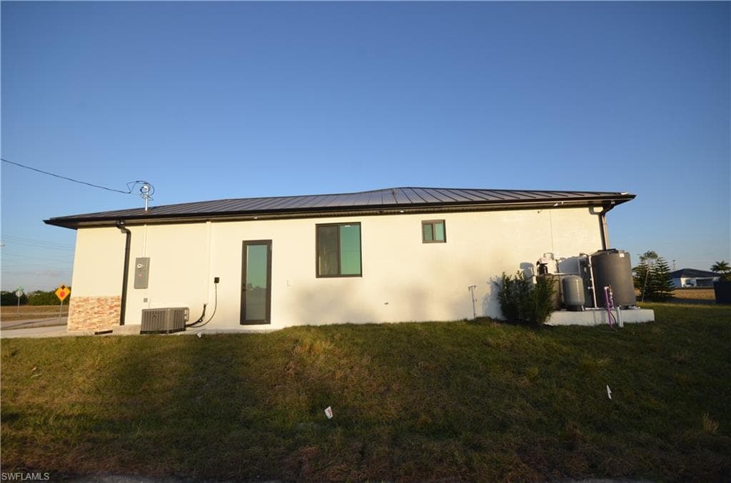 2416 Diplomat PKWY W, CAPE CORAL FL 33993-12