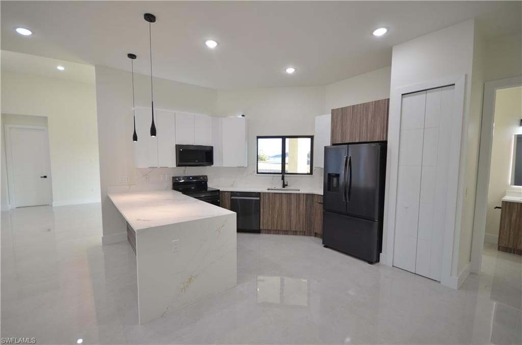 2416 Diplomat PKWY W, CAPE CORAL FL 33993-17