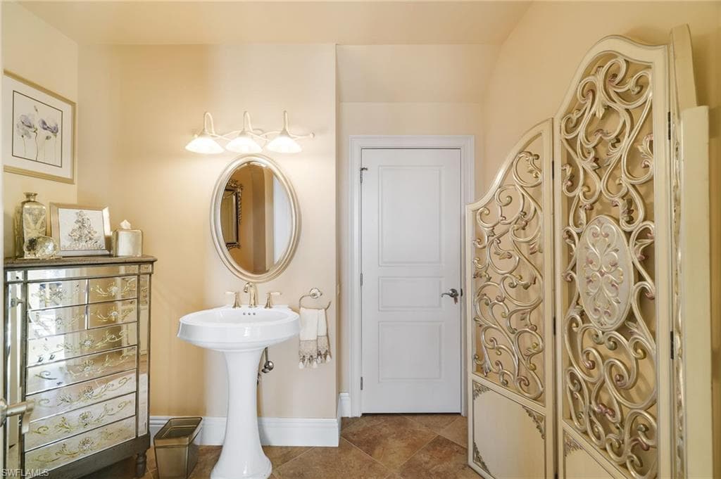 1201 Walden DR, FORT MYERS FL 33901-10