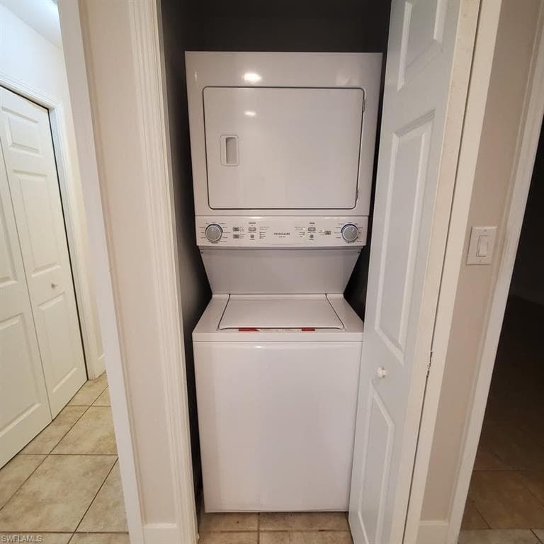 2437 Sunset AVE, NAPLES FL 34112-5