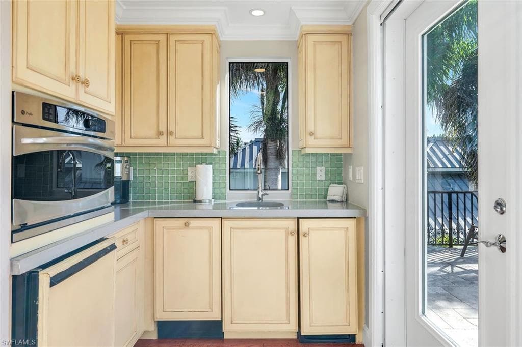 210 Central AVE, NAPLES FL 34102-35