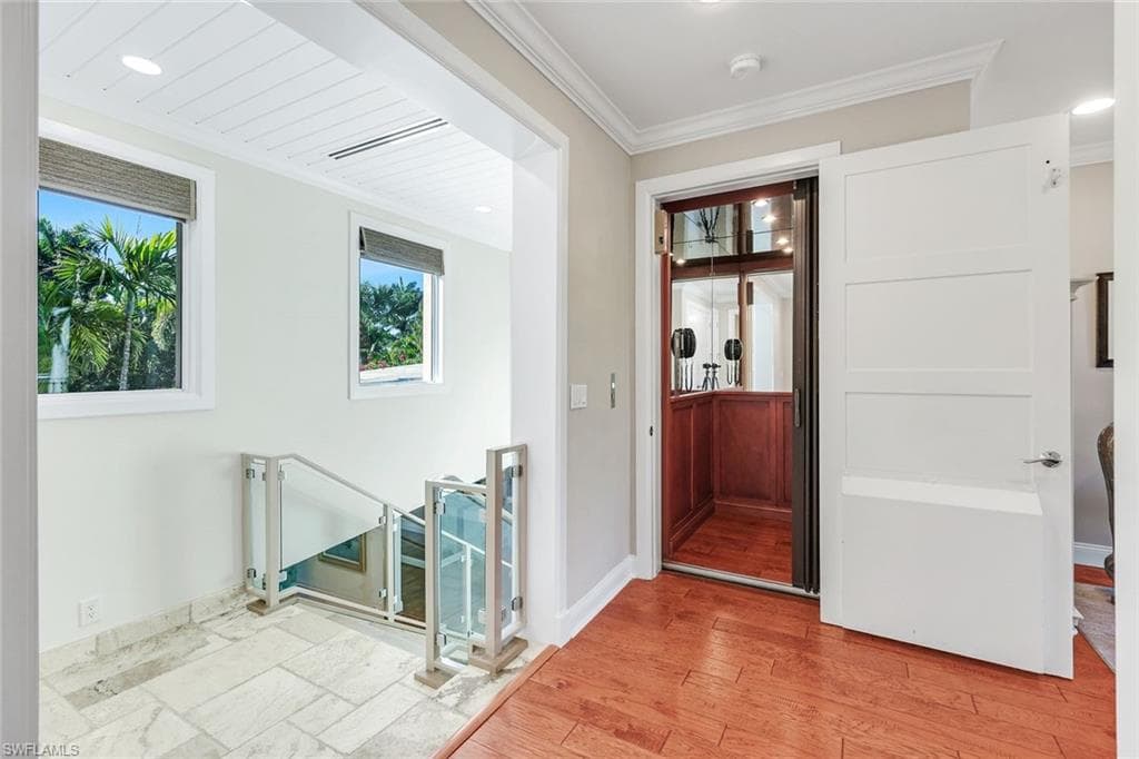 210 Central AVE, NAPLES FL 34102-31