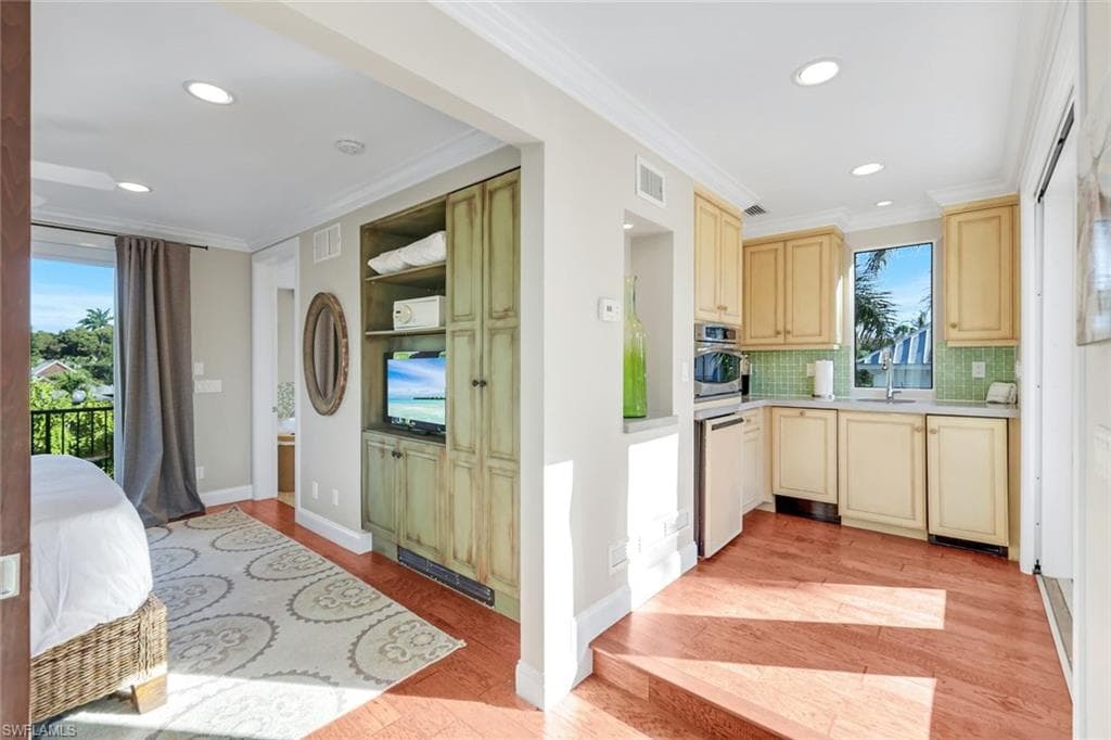 210 Central AVE, NAPLES FL 34102-32