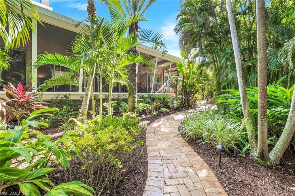 210 Central AVE, NAPLES FL 34102-40