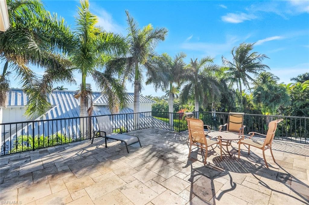 210 Central AVE, NAPLES FL 34102-36