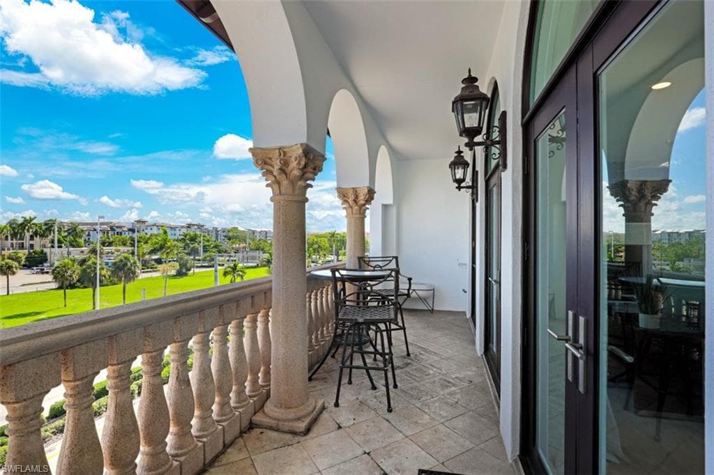 900 5th AVE S # 303, NAPLES FL 34102-14